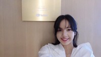 Di salah satu sudut ruangan Lisa memajang plakat emas dari YouTube sebagai penghargaan buat channel YouTube-nya saat tembus 1 juta subscribers. (Foto: dok. YouTube Lilifilm Official) 