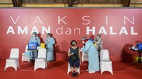 Sekitar 500 seniman dan budayawan di Jabodetabek menerima vaksin guna menekan penularan COVID-19 agar sektor ekonomi kreatif nasional dapat segera pulih dan bangkit.