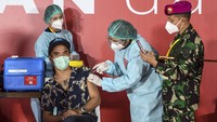 Vokalis grup band Slank Kaka (kiri) mendapatkan vaksin COVID-19 saat vaksinasi massal bagi seniman dan budayawan, di Galeri Nasional, Jakarta, Senin (19/4/2021).