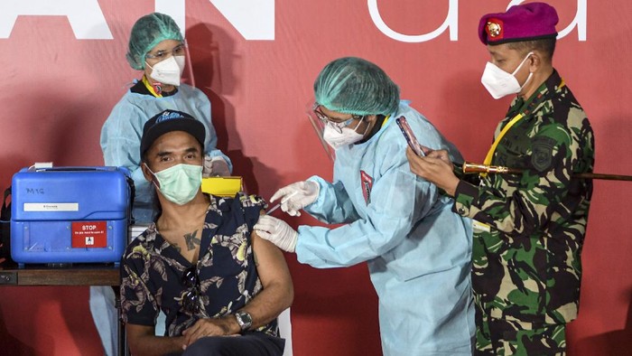 Ratusan seniman dan budayawan di Jabodetabek disuntik vaksin Corona. Sejumlah personel grup band Slank tampak hadir di antara ratusan seniman-budayawan tersebut