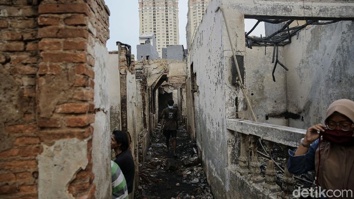 Warga korban kebakaran Tamansari, Jakarta, sambangi tempat tinggal mereka yang hangus terbakar. Mereka mencari barang berharga yang masih dapat diselamatkan
