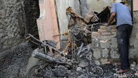 Meski telah mengungsi, tak sedikit warga yang kembali ke tempat tinggal mereka yang telah hangus terbakar.