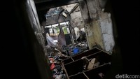 Satu per satu area rumah mereka disisir untuk mencari barang-barang yang masih dapat diselamatkan.