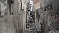 Warga mencari dan mengumpulkan barang berharga dari berbagai sudut tempat tinggal mereka yang telah hancur dan hangus terbakar.