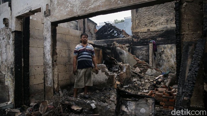 Saat Warga Mencari Barang Berharga Usai Kebakaran Tamansari Jakbar Warga korban kebakaran Tamansari, Jakarta, sambangi tempat tinggal mereka yang hangus terbakar. Mereka mencari barang berharga yang masih dapat diselamatkan