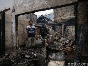 Saat Warga Mencari Barang Berharga Usai Kebakaran Tamansari Jakbar