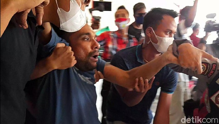 Salah seorang penguntit putri Bupati Brebes, Zacky Rohman, ternyata pecatan polisi, Senin (19/4/2021).