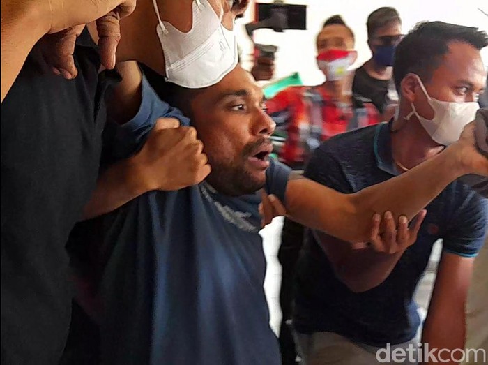 Salah seorang penguntit putri Bupati Brebes, Zacky Rohman, ternyata pecatan polisi, Senin (19/4/2021).