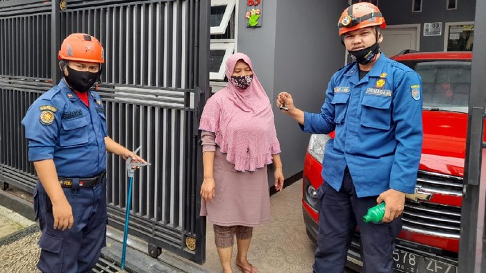 Sandi Junior Butar Butar, petugas damkar depok