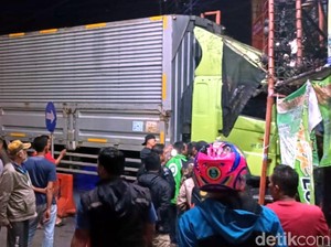 Sopir Truk Kontainer yang Seruduk Warung di Sukabumi Tewas