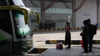 Terminal Pulo Gebang, Jakarta Timur nantinya tetap melayani penumpang lewat angkutan bus antarkota antarprovinsi (AKAP) selama larangan mudik Lebaran 6-17 Mei 2021. Meskipun, pelayanan akan diperketat.