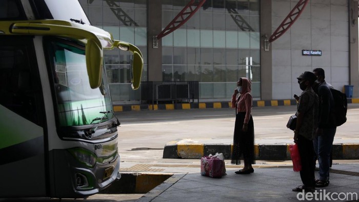 Warga mulai mudik lebih awal untuk menghindari larangan mudik oleh pemerintah, Seperti terpantau di Terminal Pulo Gebang, Jakarta Timur, Senin (19/4/2021).