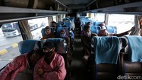 Jumlah kapasitas bus dibatasi untuk mencegah penyebaran virus corona.