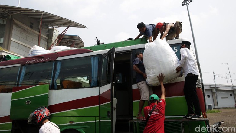 Suasana Mudik Awal di Terminal Pulo Gebang Warga mulai mudik lebih awal untuk menghindari larangan mudik oleh pemerintah, Seperti terpantau di Terminal Pulo Gebang, Jakarta Timur, Senin (19/4/2021).