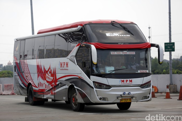 Warga mulai mudik lebih awal untuk menghindari larangan mudik oleh pemerintah, Seperti terpantau di Terminal Pulo Gebang, Jakarta Timur, Senin (19/4/2021).