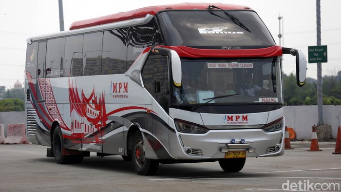 Warga mulai mudik lebih awal untuk menghindari larangan mudik oleh pemerintah, Seperti terpantau di Terminal Pulo Gebang, Jakarta Timur, Senin (19/4/2021).