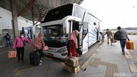 Sejumlah pemudik menaiki bus di Terminal Pulo Gebang, Jakarta Timur, Senin (19/4/2021).