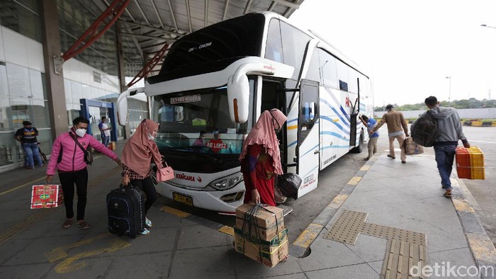 Suasana Mudik Awal di Terminal Pulo Gebang Warga mulai mudik lebih awal untuk menghindari larangan mudik oleh pemerintah, Seperti terpantau di Terminal Pulo Gebang, Jakarta Timur, Senin (19/4/2021).