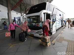 Potret Suasana Mudik Awal di Terminal Pulo Gebang