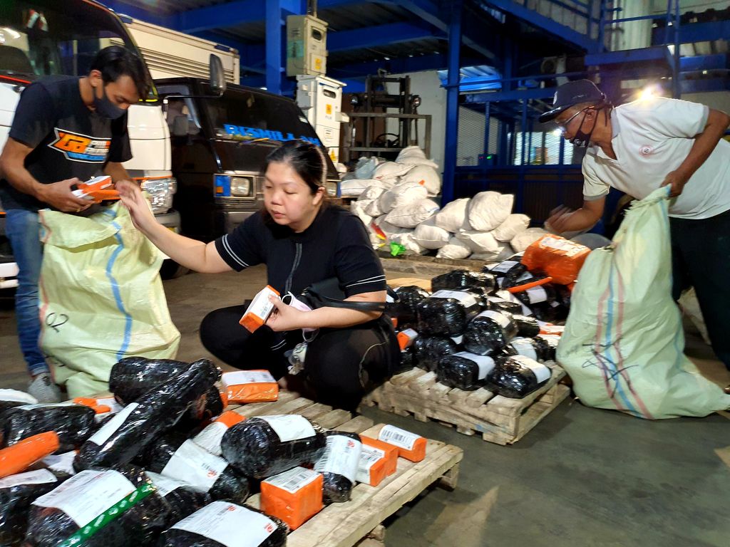 Suasana Toko Bahan Kue Susandewiksu saat mengemas barang. (dok: Shopee)