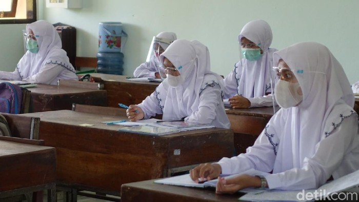 Suasana uji coba sekolah tatap muka di SMKN 1 Depok, Sleman, Senin (19/4/2021).