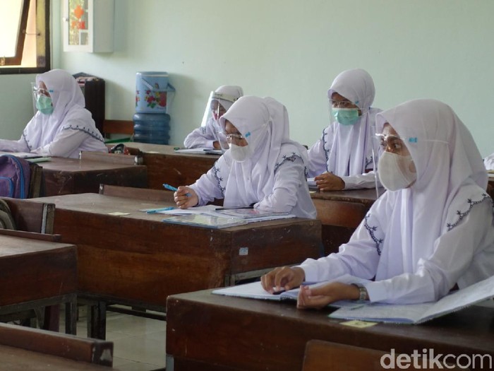 Suasana uji coba sekolah tatap muka di SMKN 1 Depok, Sleman, Senin (19/4/2021).