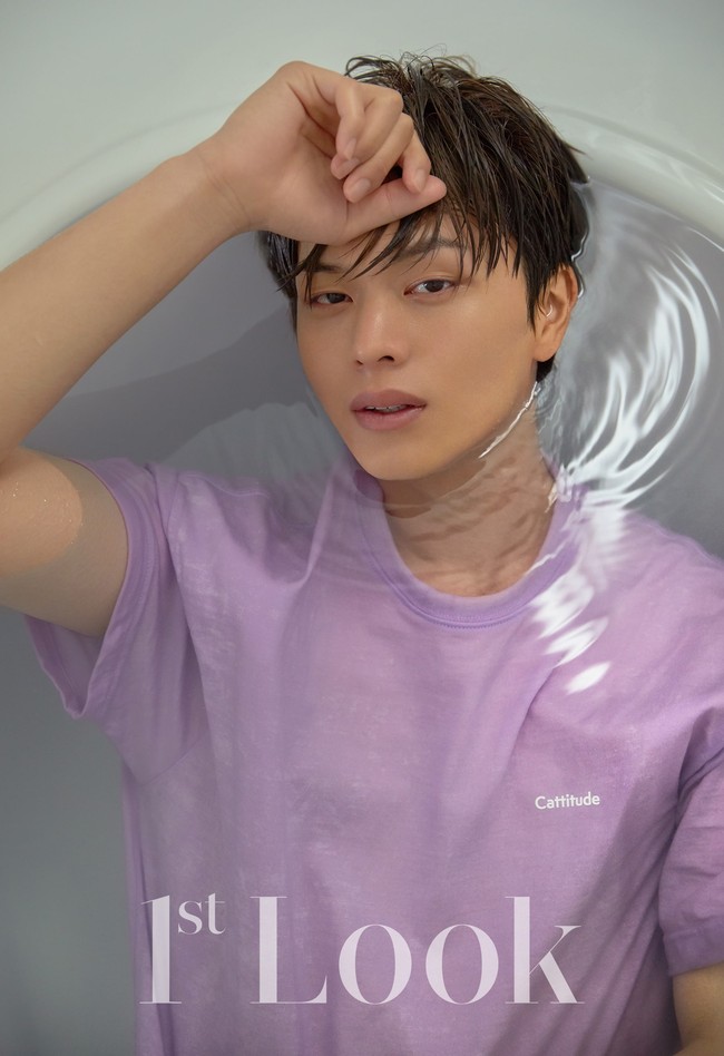 Bintang drama Korea Mystic Pop-Up Bar, Sungjae BTOB menempati urutan kelima sebagai contoh oplas terlaris. Ia disebut-sebut memiliki double eyelid yang unik dan hampir tak mungkin ditiru. Foto: dok. 1st Look