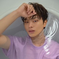 Bintang drama Korea Mystic Pop-Up Bar, Sungjae BTOB menempati urutan kelima sebagai contoh oplas terlaris. Ia disebut-sebut memiliki double eyelid yang unik dan hampir tak mungkin ditiru. Foto: dok. 1st Look