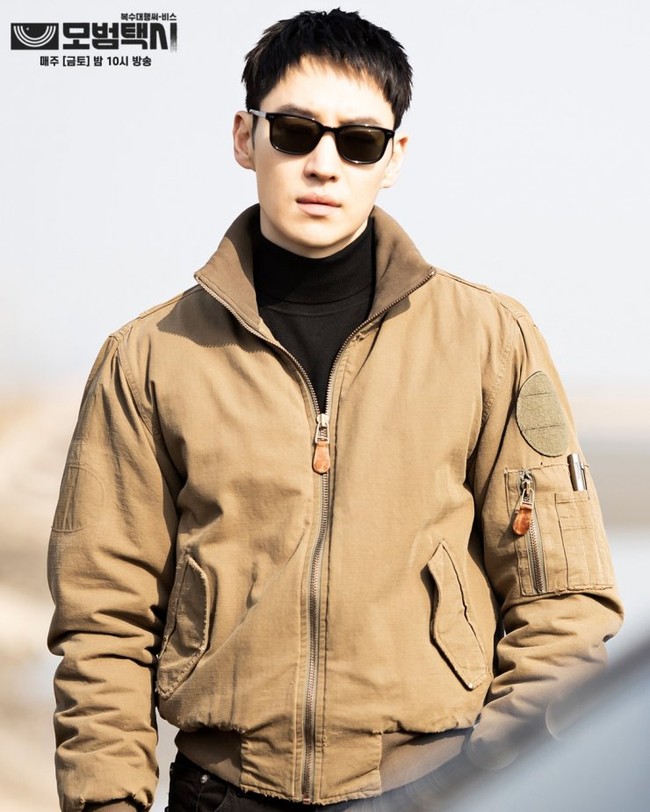 Drama Korea on going yang tak kalah menegangkan adalah Taxi Driver. Terlebih, sang aktor memerankan karakter antihero sebagai supir taksi mewah. Bukan taksi biasa, Lee Je Hoon menawarkan jasa ‘panggilan balas dendam’ untuk pelanggannya. Foto: dok OCN