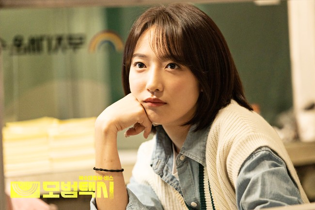 Akting Pyo Ye Jin dalam drama Korea Taxi Driver menuai pujian dari netizen Korea. Ia menggantikan Naeun APRIL yang tersandung kontroversi bullying dan hengkang dari daftar pemain. Aksinya sebagai hacker terampil dinilai tak jauh berbeda dari webtoon-nya. Foto: dok OCN