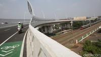 Pengendara sepeda motor pun melintas dan menjajal flyover Cakung yang diharapkan dapat memecah kemacetan dilintasan kereta api stasiun Cakung dan meminimalisir angka kecelakaan di lintasan kereta api tersebut. 