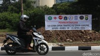 Sebuah spanduk pengumuman juga terpasang disalah satu sisi jalan yang menuju lintasan tak sebidang diatas stasiun Cakung.