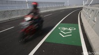 Pada flyover Cakung tersebut juga terdapat jalur lintasan sepeda yang berada di sisi kiri jalannya. Para pengendara sepeda motor tampak menjajal lintasan tersebut.