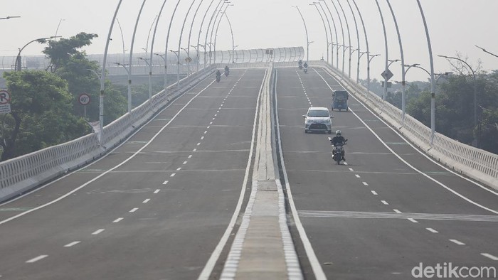 Pengendara melintasi fly over Cakung, Jakarta Timur, Senin (19/4/2021). Uji Coba flyover Cakung mulai dapat dilintasi pengendara selama masa uji coba tahap pertama. Uji coba ini rencananya akan dilaksanakan hingga 21 April 2021 mulai pukul 07.00 hingga 22.00 WIB.