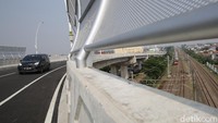 Kereta Rel Listrik melintas di bawah jalan layang (Flyover) Cakung yang sedang dibuka untuk uji coba pada lintasan tak sebidang di Jakarta, Senin (19/4/2021). 