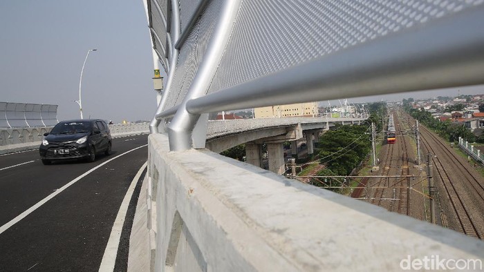 Uji Coba Fly Over Cakung Tahap Pertama Pengendara melintasi fly over Cakung, Jakarta Timur, Senin (19/4/2021). Uji Coba flyover Cakung mulai dapat dilintasi pengendara selama masa uji coba tahap pertama. Uji coba ini rencananya akan dilaksanakan hingga 21 April 2021 mulai pukul 07.00 hingga 22.00 WIB.