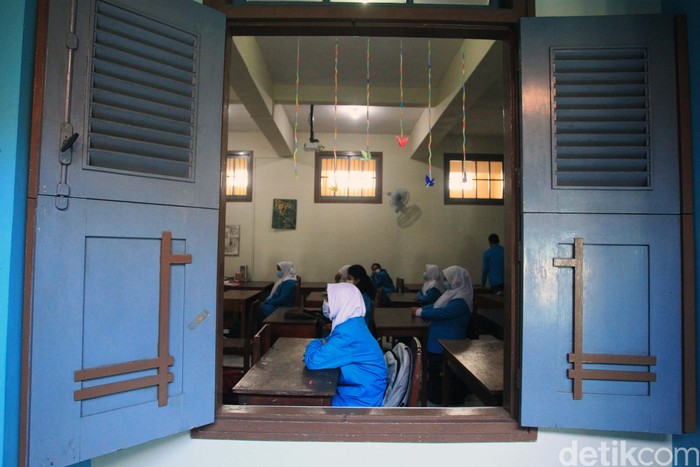 Sebanyak 10 sekolah setingkat SMA dan SMK di Provinsi D. I. Yogyakarta mulai melaksanakan uji coba sekolah tatap muka. Salah satunya di SMK Negeri 1 Kota Yogyakarta.