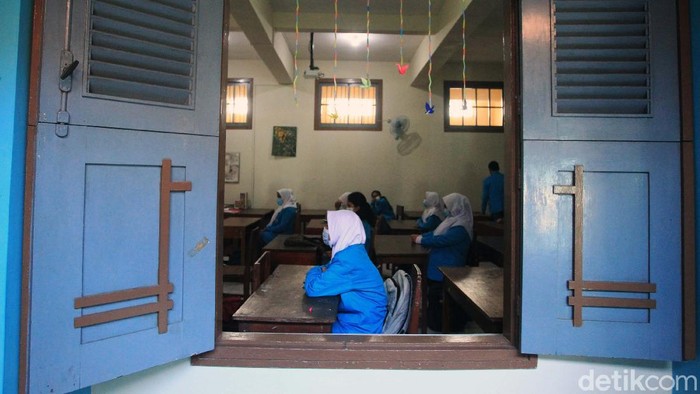 Sebanyak 10 sekolah setingkat SMA dan SMK di Provinsi D. I. Yogyakarta mulai melaksanakan uji coba sekolah tatap muka. Salah satunya di SMK Negeri 1 Kota Yogyakarta.