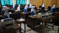 Dalam pelaksanaannya jam masuk sekolah dibagi menjadi dua yaitu jam 7 dan 8.
