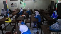 Setiap kelas hanya diisi 50% dari total jumlah siswa.