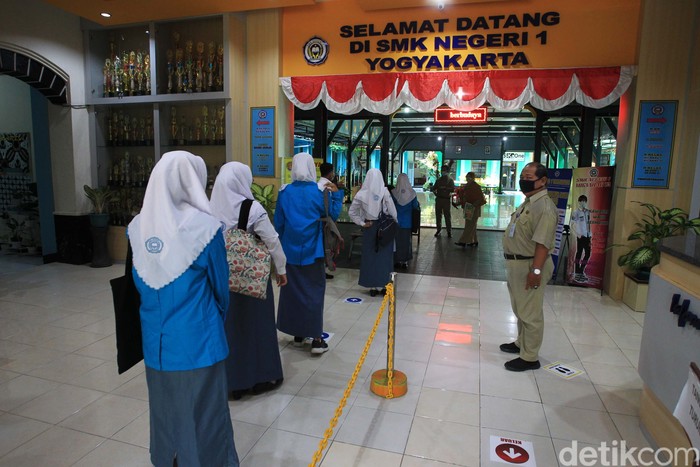 Sebanyak 10 sekolah setingkat SMA dan SMK di Provinsi D. I. Yogyakarta mulai melaksanakan uji coba sekolah tatap muka. Salah satunya di SMK Negeri 1 Kota Yogyakarta.