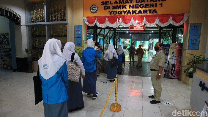 Uji Coba Sekolah Tatap Muka di Yogyakarta Sebanyak 10 sekolah setingkat SMA dan SMK di Provinsi D. I. Yogyakarta mulai melaksanakan uji coba sekolah tatap muka. Salah satunya di SMK Negeri 1 Kota Yogyakarta.