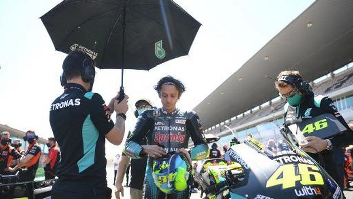 Petronas Yamaha SRTs Italian rider Valentino Rossi waits for the start of the MotoGP race of the Portuguese Grand Prix at the Algarve International Circuit in Portimao on April 18, 2021. (Photo by PATRICIA DE MELO MOREIRA / AFP)