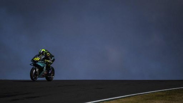 Petronas Yamaha SRTs Italian rider Valentino Rossi waits for the start of the MotoGP race of the Portuguese Grand Prix at the Algarve International Circuit in Portimao on April 18, 2021. (Photo by PATRICIA DE MELO MOREIRA / AFP)