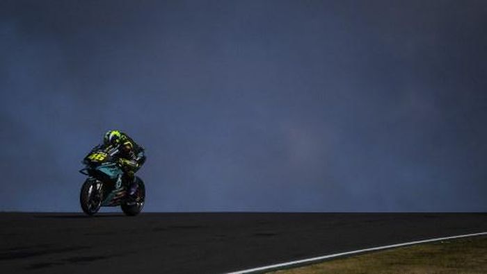 Valentino Rossi Petronas Yamaha SRTs Italian rider Valentino Rossi waits for the start of the MotoGP race of the Portuguese Grand Prix at the Algarve International Circuit in Portimao on April 18, 2021. (Photo by PATRICIA DE MELO MOREIRA / AFP)