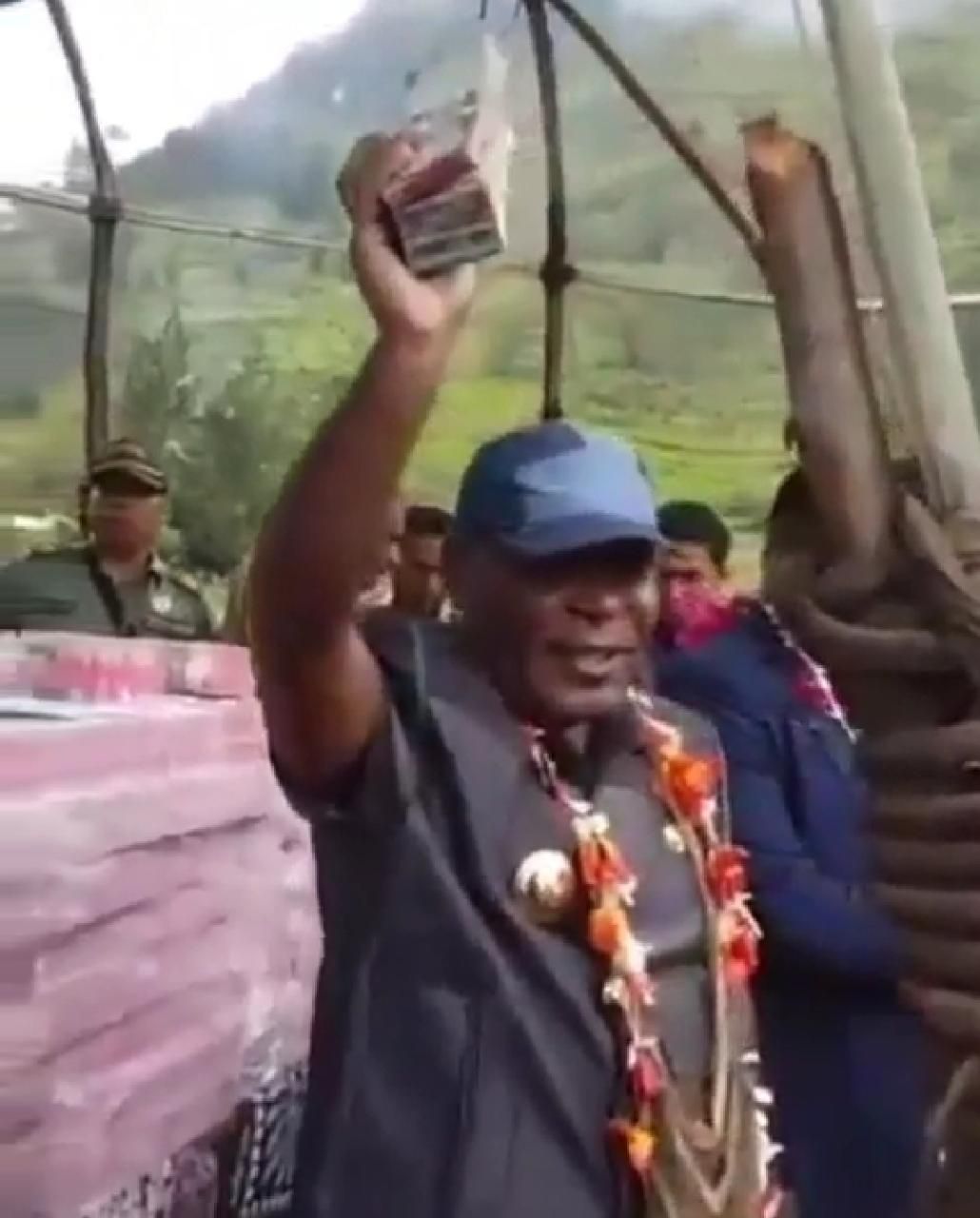 Video Bupati Yahukimo Abock Busup membagikan Dana Desa secara tunai ke masyarakat di tengah lapangan terbuka viral di medsos (Screenshot video viral)