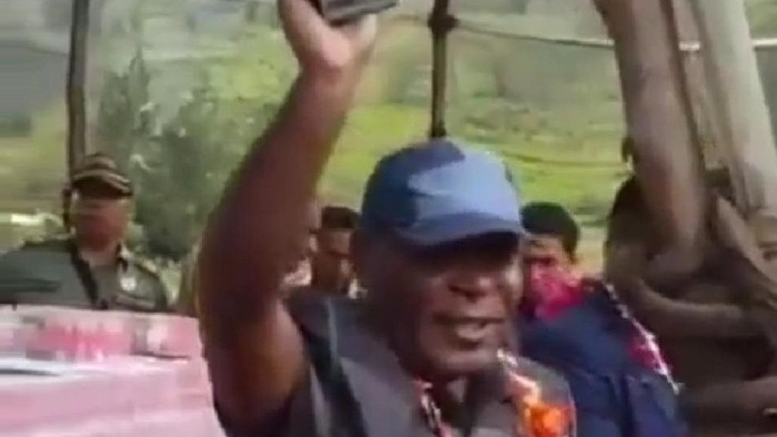 Video Bupati Yahukimo Abock Busup membagikan Dana Desa secara tunai ke masyarakat di tengah lapangan terbuka viral di medsos (Screenshot video viral)