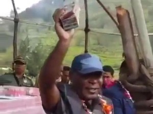 Viral Bupati Yahukimo Bagikan Dana Desa Rp 34 M Tunai, Begini Ceritanya