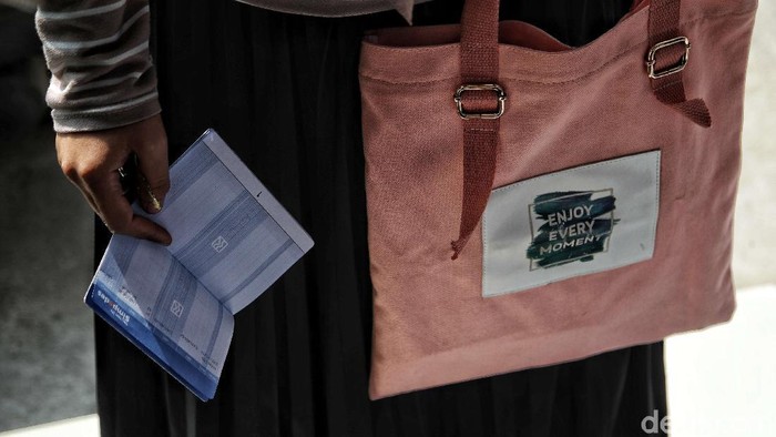 Sejumlah warga mendatangi Bank BRI Unit Rorotan, Jakarta. Mereka mengantre untuk mendapatkan Banpers Produktif untuk Usaha Mikro (BPUM) sebesar Rp 1,2 juta.