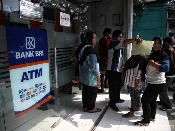 Sejumlah warga mendatangi Bank BRI Unit Rorotan, Jakarta. Mereka mengantre untuk mendapatkan Banpers Produktif untuk Usaha Mikro (BPUM) sebesar Rp 1,2 juta.